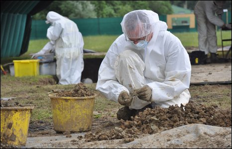 _47199605_digging-in-suits-fromelles.jpg